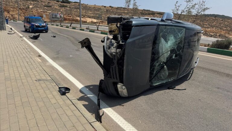 Kilis’te ticari araç devrildi: 4 yaralı Kilis’te ticari araç devrildi: 4 yaralı