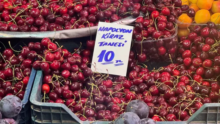 Kirazın tanesi 10 lira: Ekonomi politikaları ‘meyvesini’ veriyor! Kirazın tanesi 10 lira: Ekonomi politikaları ‘meyvesini’ veriyor!