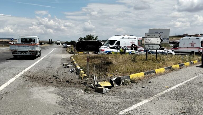 Kırıkkale’de otomobil şarampole devrildi: 2 yaralı Kırıkkale’de otomobil şarampole devrildi: 2 yaralı