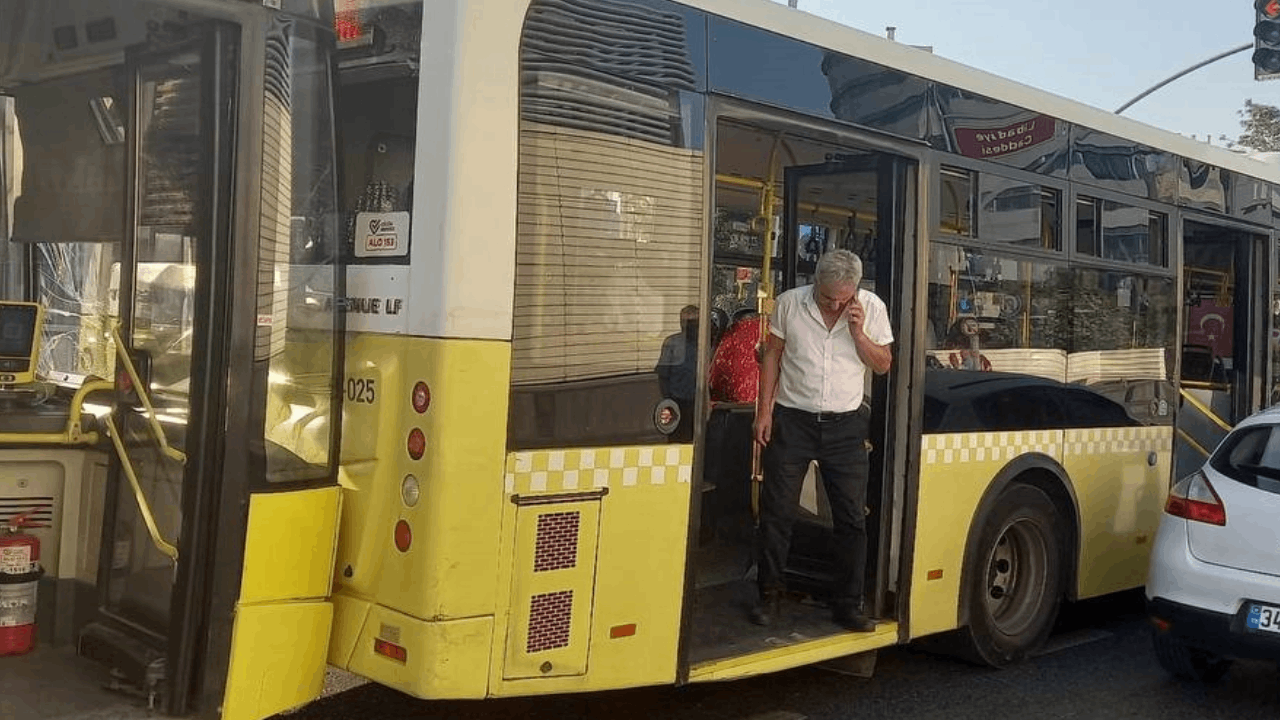 Kırmızı ışıkta duramayan İETT, önündeki otobüse çarptı Kırmızı ışıkta duramayan İETT, önündeki otobüse çarptı