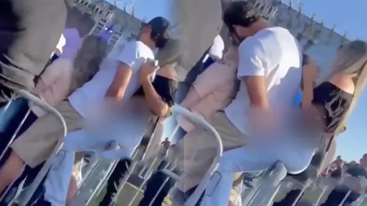 Kız arkadaşına sarılırken arkadaki kızı taciz etti! Kız arkadaşına sarılırken arkadaki kızı taciz etti!
