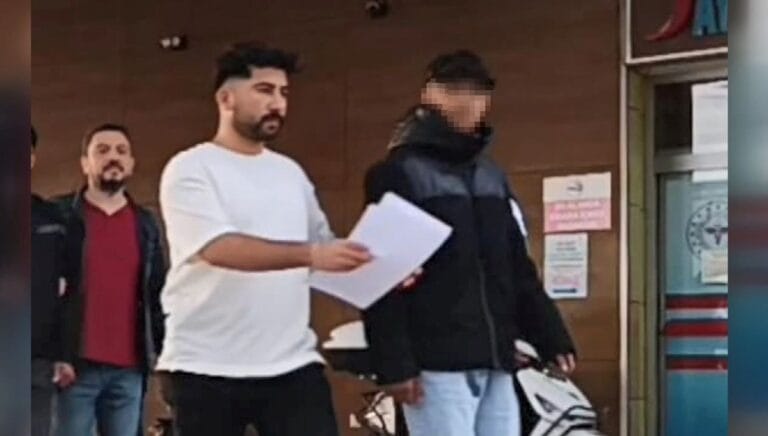 Kız meselesi nedeniyle sırtından bıçakladı Kız meselesi nedeniyle sırtından bıçakladı