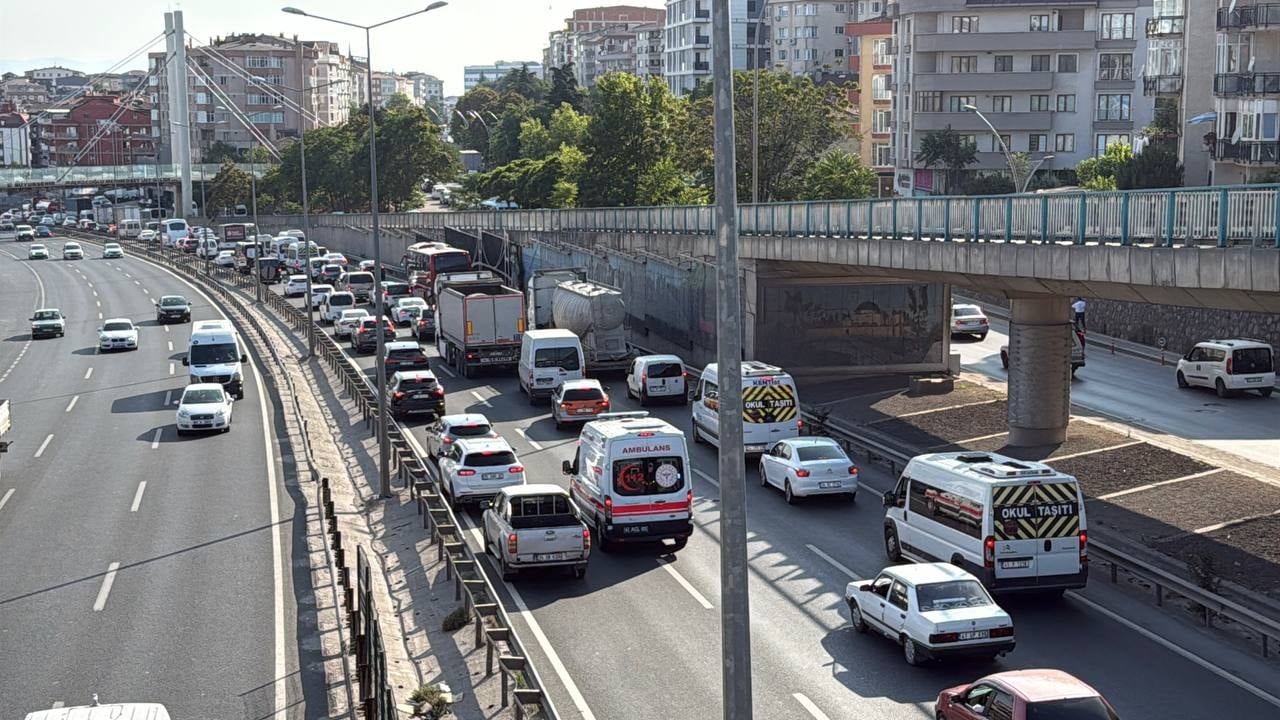 Kocaeli’nde zincirleme kaza trafiği kilitledi Kocaeli’nde zincirleme kaza trafiği kilitledi