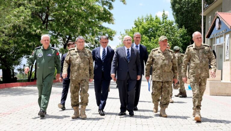 Komutanlar İran sınırında! Bakan Güler: Güvenlik tedbirleri artırıldı Komutanlar İran sınırında! Bakan Güler: Güvenlik tedbirleri artırıldı