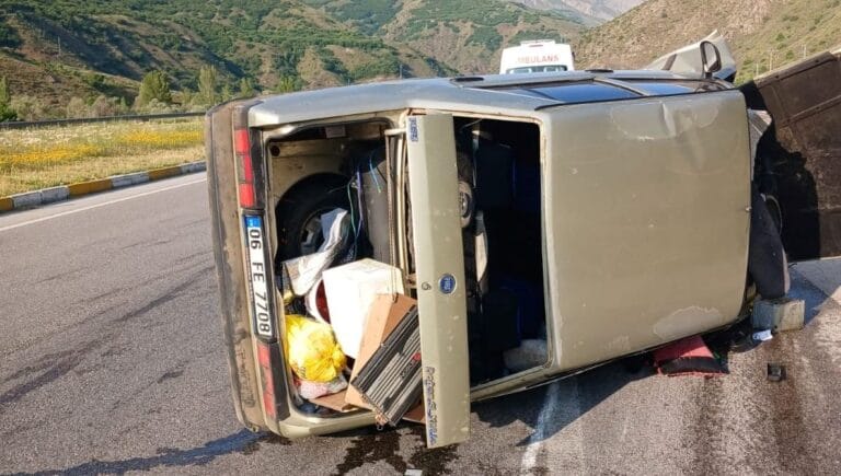 Kontrolden çıkan araç devrildi: Beş yaralı Kontrolden çıkan araç devrildi: Beş yaralı