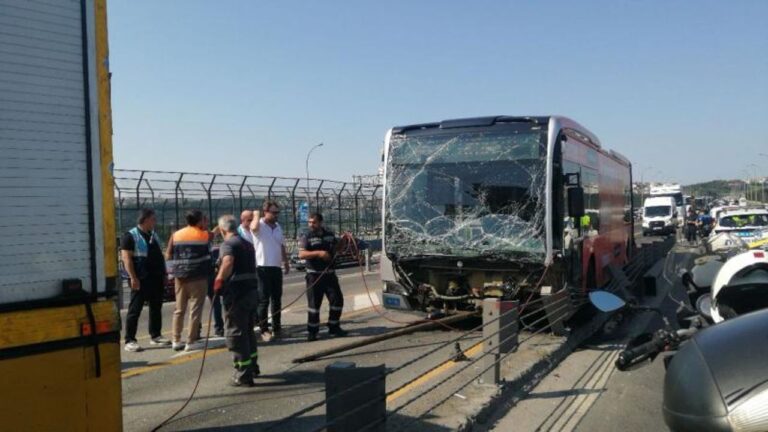 Kontrolden çıkan metrobüs bariyerlere çarptı! Kontrolden çıkan metrobüs bariyerlere çarptı!