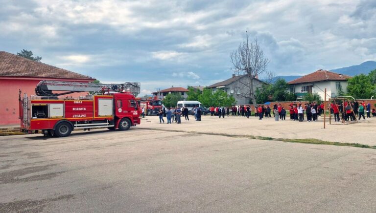 Lisede yangın çıktı, öğrenciler acil tahliye edildi Lisede yangın çıktı, öğrenciler acil tahliye edildi
