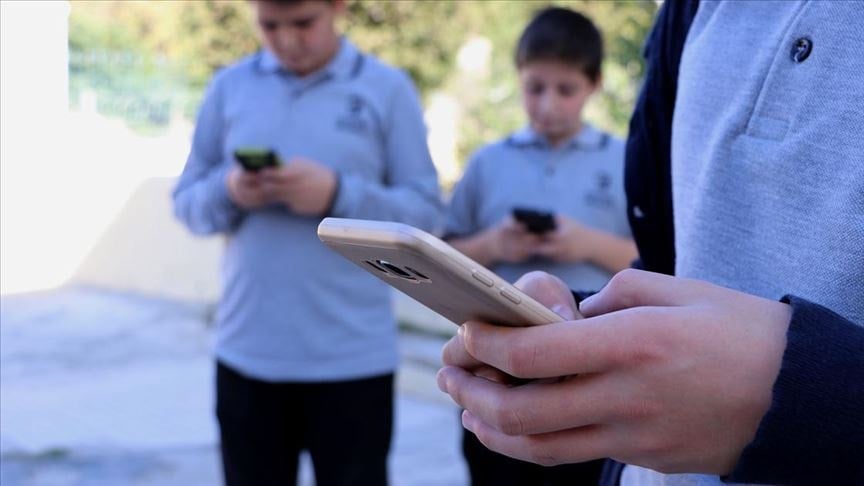 Liselerde öğrencilerin cep telefonu kullanması yasaklandı Liselerde öğrencilerin cep telefonu kullanması yasaklandı