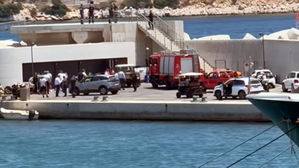 Marina’daki yattan kalkan helikopter denize düştü Marina’daki yattan kalkan helikopter denize düştü