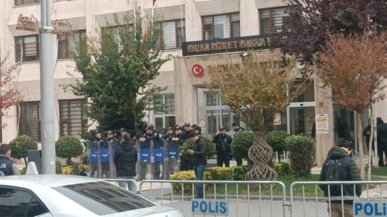 Mobbing itirazına kayyum cezası: Sosyolog, tuvalet temizliğine verildi! Mobbing itirazına kayyum cezası: Sosyolog, tuvalet temizliğine verildi!