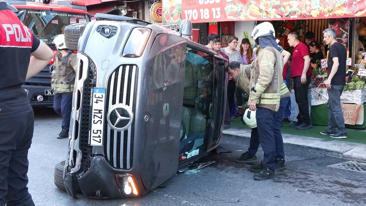Motosiklete çarpıp kaçan cip devrildi Motosiklete çarpıp kaçan cip devrildi