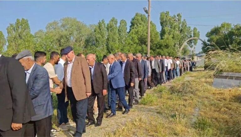 Muş’ta bayramlaşmada uzun kuyruklar oluştu Muş’ta bayramlaşmada uzun kuyruklar oluştu