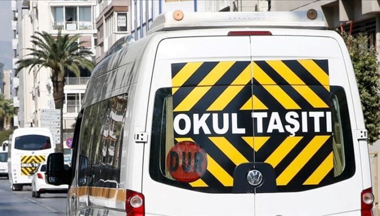Okul servisinde tartıştığı öğrenciyi imdat çekiciyle yaraladı Okul servisinde tartıştığı öğrenciyi imdat çekiciyle yaraladı
