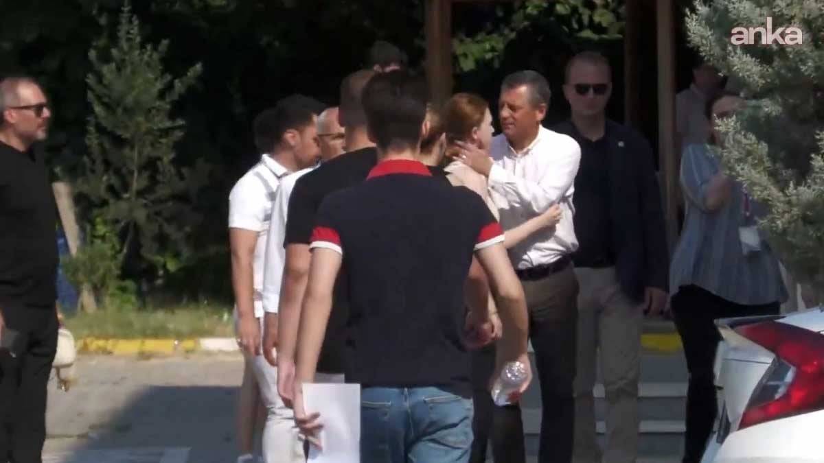 Özgür Özel, Ferdi Zeyrek’in kızını sınav sabahı yalnız bırakmadı Özgür Özel, Ferdi Zeyrek’in kızını sınav sabahı yalnız bırakmadı