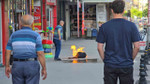 Piknik tüpü faciası ucuz atlatıldı: Esnaf ve komiser alevlere müdahale etti! Piknik tüpü faciası ucuz atlatıldı: Esnaf ve komiser alevlere müdahale etti!
