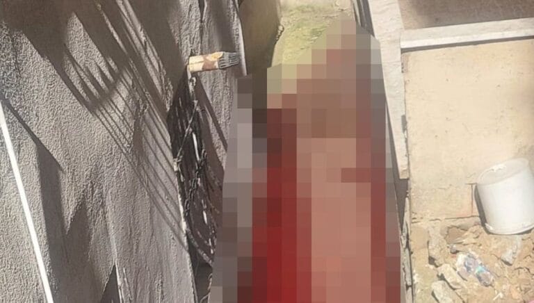 Sabah dehşet ile karşılaştılar: Kaçak kurban kesimi sonucu evi kan bastı Sabah dehşet ile karşılaştılar: Kaçak kurban kesimi sonucu evi kan bastı