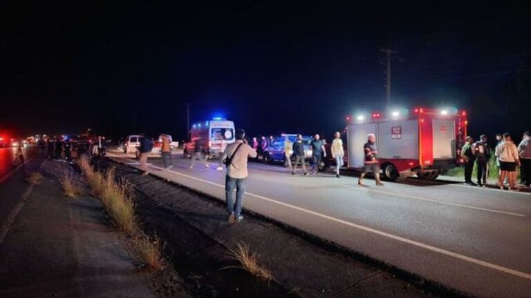 Sakarya’da feci kaza: 2 ölü, 2 yaralı Sakarya’da feci kaza: 2 ölü, 2 yaralı