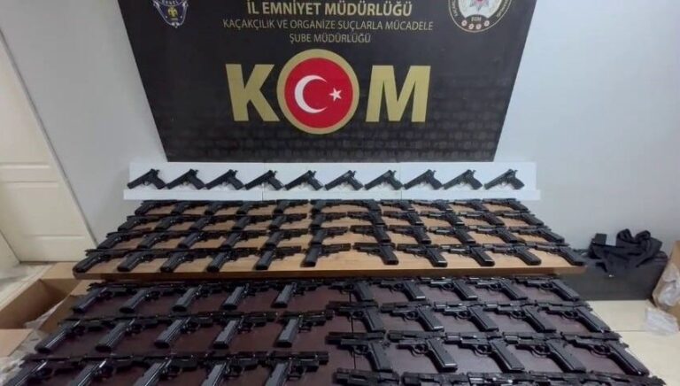Sakarya’da kaçakçılık operasyonu: Piyasa değeri 5 milyon TL olan silah yakalandı Sakarya’da kaçakçılık operasyonu: Piyasa değeri 5 milyon TL olan silah yakalandı