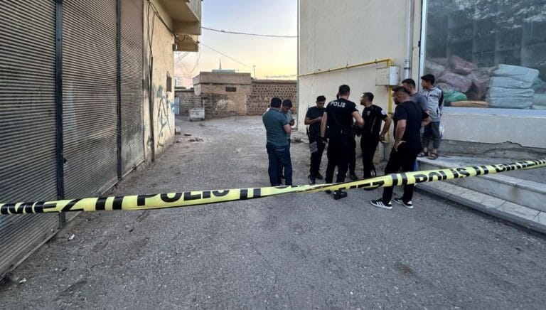 Şanlıurfa’da 3 cinayet şüphelisi tutuklandı: Operasyonla yakalandılar Şanlıurfa’da 3 cinayet şüphelisi tutuklandı: Operasyonla yakalandılar