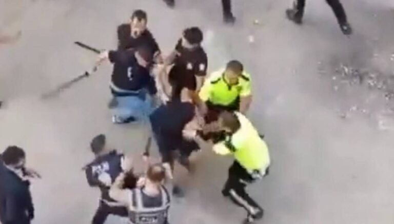 Şanlıurfa’da iki grup arasında taşlı sopalı kavga Şanlıurfa’da iki grup arasında taşlı sopalı kavga