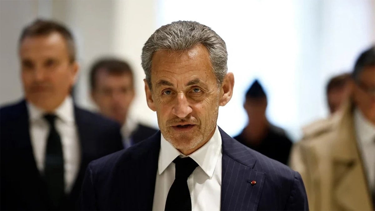 Sarkozy’nin onur nişanı geri alındı Sarkozy’nin onur nişanı geri alındı