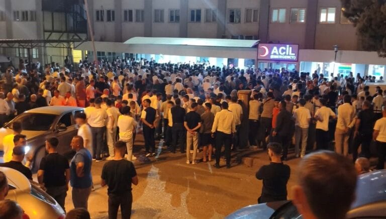 Siirt’te düğün salonuna silahlı saldırı: 1 ölü, 3 yaralı Siirt’te düğün salonuna silahlı saldırı: 1 ölü, 3 yaralı