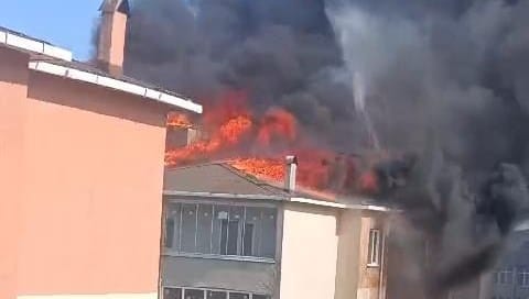Silivri’de korkutan yangın: 5 katlı binanın çatısı yandı Silivri’de korkutan yangın: 5 katlı binanın çatısı yandı