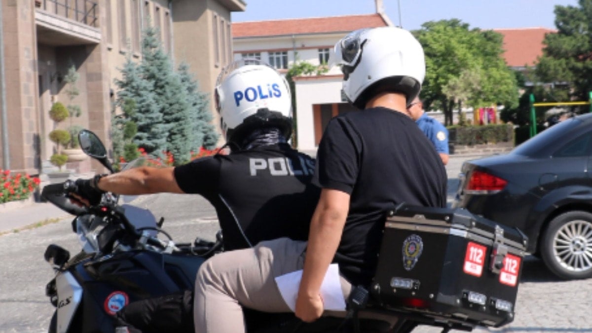 Sınava yetişemeyenlerin imdadına polis ekipleri koştu Sınava yetişemeyenlerin imdadına polis ekipleri koştu