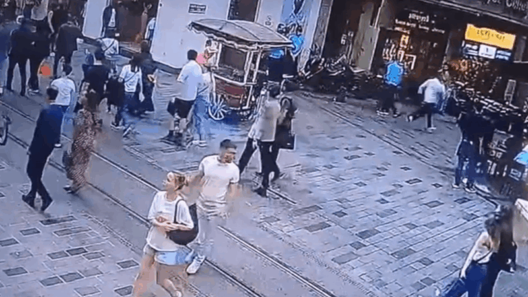 Taksim’de 68 suçtan aranan şüpheli kovalamacayla yakalandı Taksim’de 68 suçtan aranan şüpheli kovalamacayla yakalandı