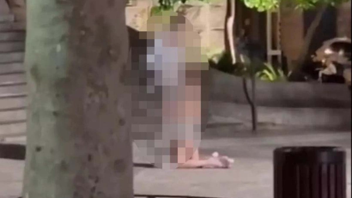 Tarihi eserin önünde rezalet! Tarihi eserin önünde rezalet!