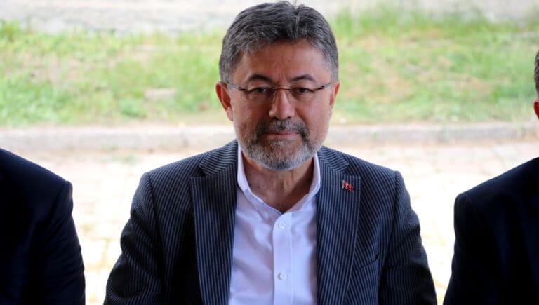 Tarım ve Orman Bakanı Yumaklı’dan orman yangını uyarısı Tarım ve Orman Bakanı Yumaklı’dan orman yangını uyarısı