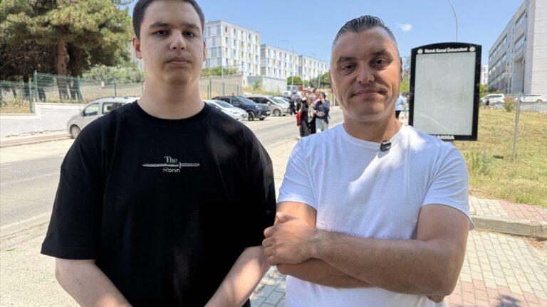 Tekirdağ’da baba ile oğul YKS heyecanını birlikte yaşadı Tekirdağ’da baba ile oğul YKS heyecanını birlikte yaşadı
