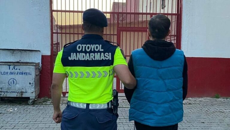 Terör örgütü üyesi, kaçak göçmenlerle birlikte yakalandı Terör örgütü üyesi, kaçak göçmenlerle birlikte yakalandı