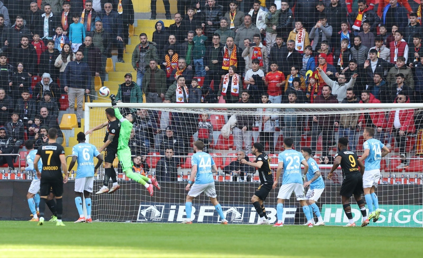 Trabzonspor’un 3 yıldızına yoğun ilgi Trabzonspor’un 3 yıldızına yoğun ilgi