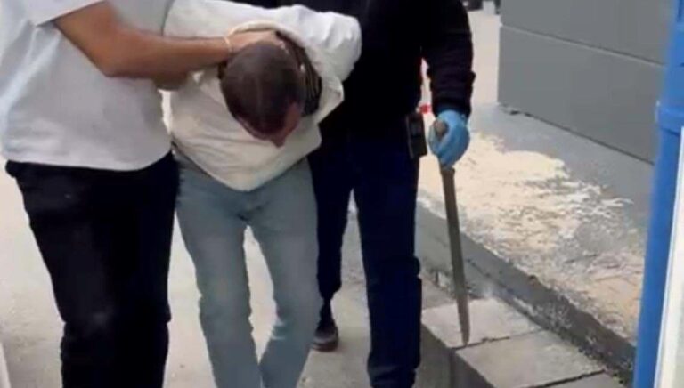 Trafikte döner bıçaklı dehşet: Gözaltına alındı Trafikte döner bıçaklı dehşet: Gözaltına alındı
