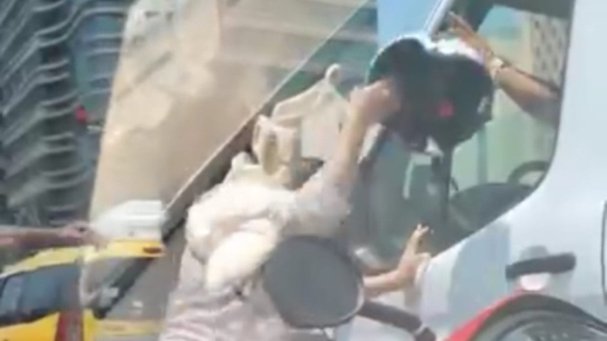 Trafikte gergin dakikalar: Kaskıyla şoföre saldırdı Trafikte gergin dakikalar: Kaskıyla şoföre saldırdı