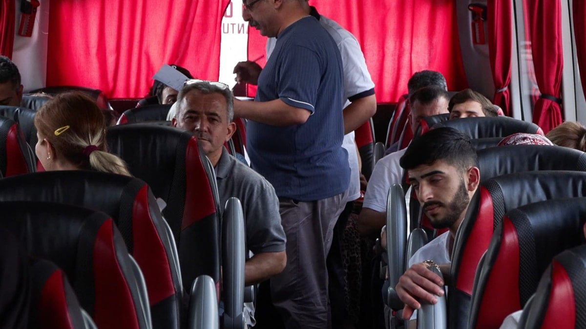 Türkiye’de kalan İranlılar otobüslerle ülkelerine dönüyor Türkiye’de kalan İranlılar otobüslerle ülkelerine dönüyor