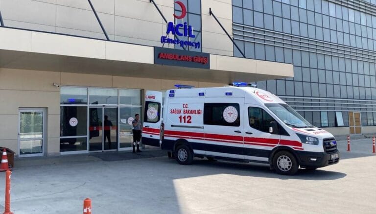 Üzerine kurbanlık devrildi, ağır yaralandı Üzerine kurbanlık devrildi, ağır yaralandı
