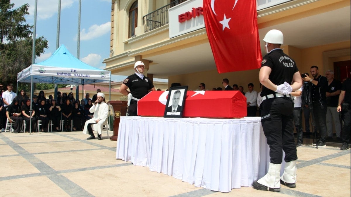 Vali yardımcısı son yolculuğuna uğurlandı Vali yardımcısı son yolculuğuna uğurlandı
