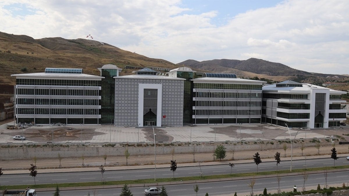 Valilik bütçesiyle ziyafet çektiler Valilik bütçesiyle ziyafet çektiler