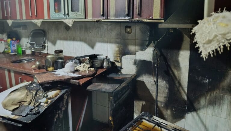 Yaşlı çiftin yardımına itfaiye ekipleri yetişti Yaşlı çiftin yardımına itfaiye ekipleri yetişti