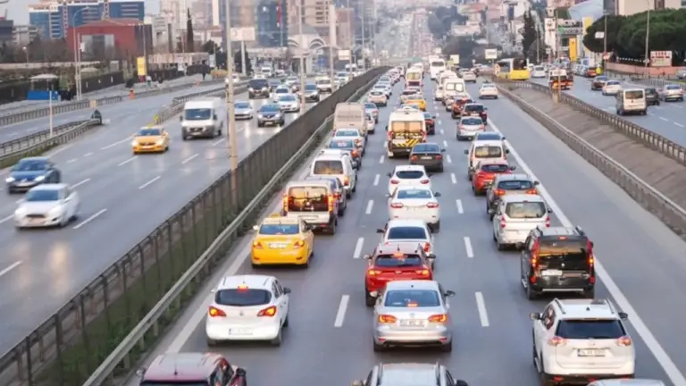 Yeni Trafik Levhası R-120 Sürücüleri Şaşkına Çevirdi: Ne Anlama Geliyor? Yeni Trafik Levhası R-120 Sürücüleri Şaşkına Çevirdi: Ne Anlama Geliyor?
