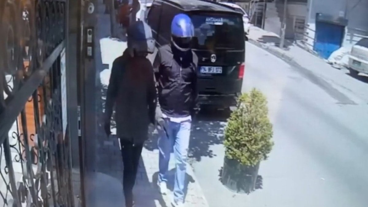 Yenibosna’da kuyumcunun çantasını gasbeden şüpheliler yakalandı Yenibosna’da kuyumcunun çantasını gasbeden şüpheliler yakalandı