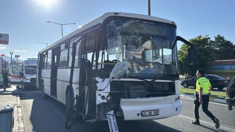 Yolcu otobüsü ile tır çarpıştı! Yolcu otobüsü ile tır çarpıştı!