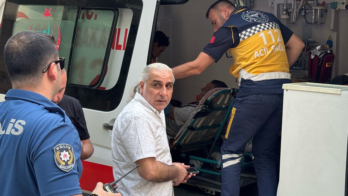 Yolda yürürken motosikletli şahsın bıçaklı saldırısına uğradı Yolda yürürken motosikletli şahsın bıçaklı saldırısına uğradı