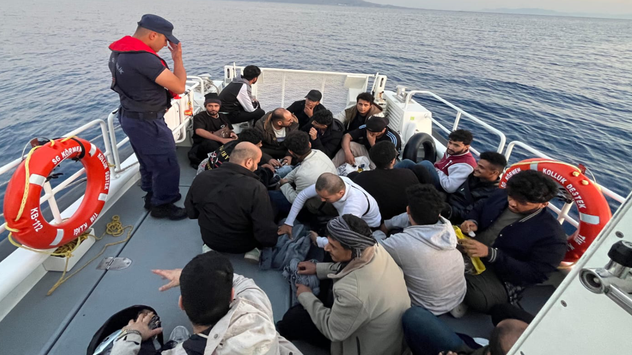 Yunanistan’ın Türk karasularına iteklediği 44 göçmen kurtarıldı Yunanistan’ın Türk karasularına iteklediği 44 göçmen kurtarıldı