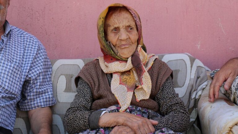 107 yaşındaki Hatice ninenin uzun yaşam formülü: Ne kalp, ne mide; hiçbir hastalığı yok 107 yaşındaki Hatice ninenin uzun yaşam formülü: Ne kalp, ne mide; hiçbir hastalığı yok