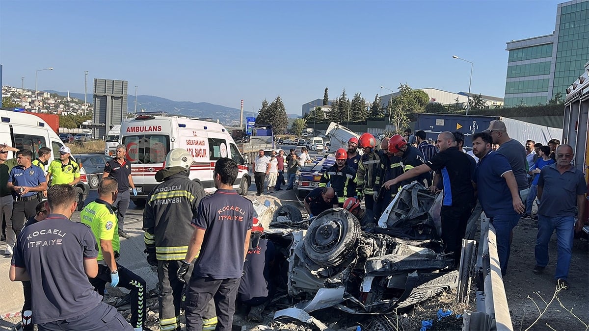 2 otomobil ile TIR çarpıştı, ortalık savaş alanına döndü: Çok sayıda ölü var 2 otomobil ile TIR çarpıştı, ortalık savaş alanına döndü: Çok sayıda ölü var