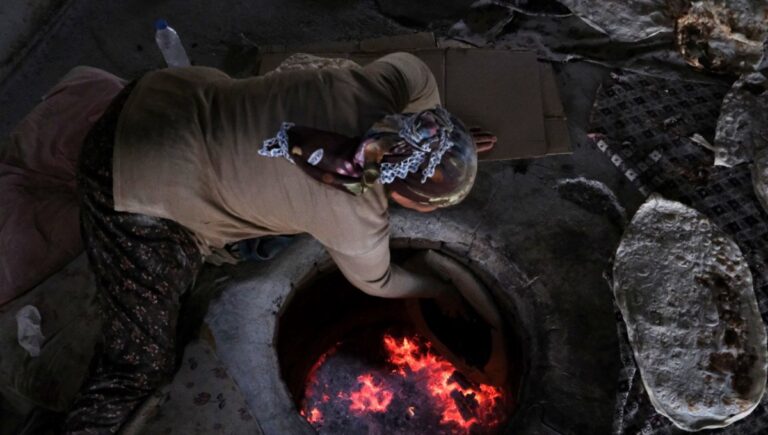38 derece sıcağa rağmen serinlemek için dışarı çıkıyorlar 38 derece sıcağa rağmen serinlemek için dışarı çıkıyorlar