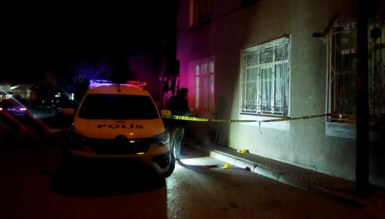 3’üncü kattan düşen çocuk ağır yaralandı 3’üncü kattan düşen çocuk ağır yaralandı